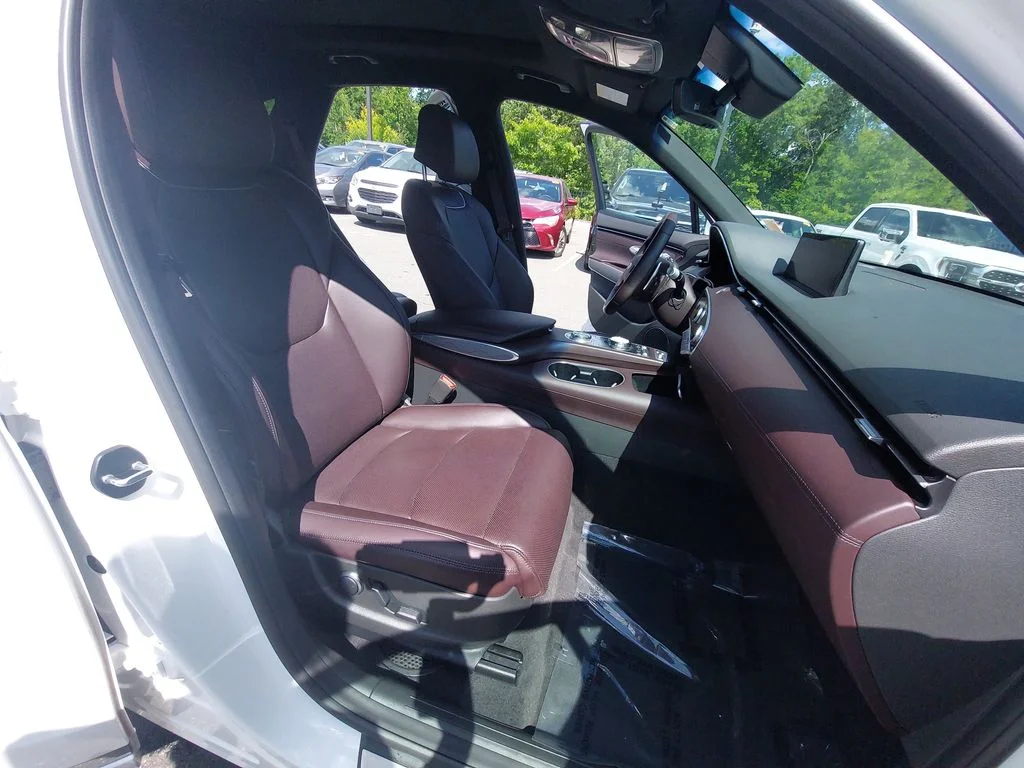 Used 2022 White Genesis 2.5T image 10