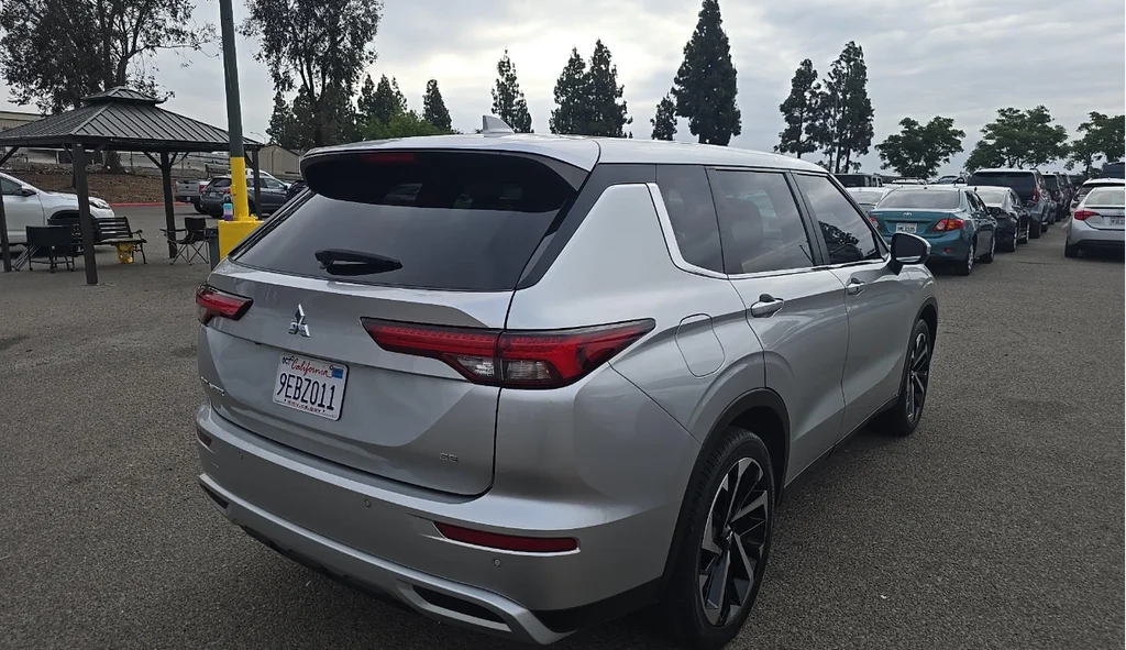 Used 2022 Silver Mitsubishi SE image 4