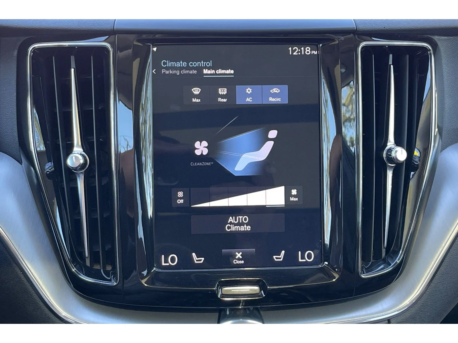 Used 2018 Ice White Volvo Momentum image 29