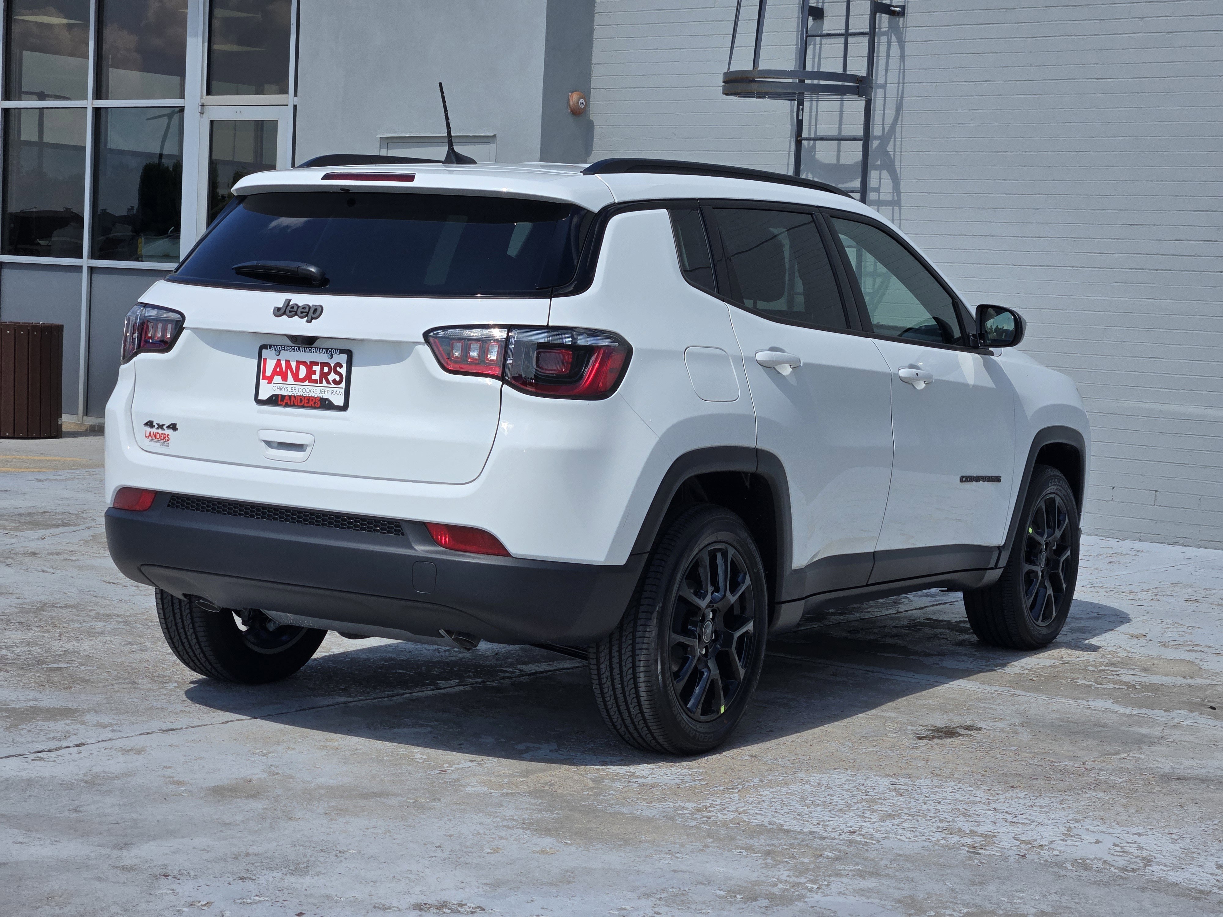 New 2026 Bright White Clear-Coat Exterior Paint Jeep Latitude Altitude image 4