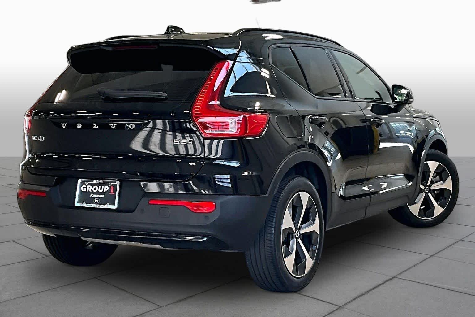 Used 2024 Onyx Black Metallic Volvo Plus Dark Theme image 13