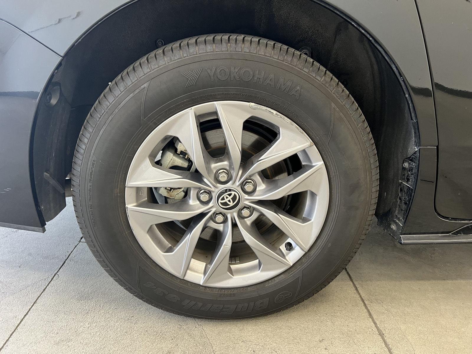 2025 Toyota Sienna LE - Photo 9