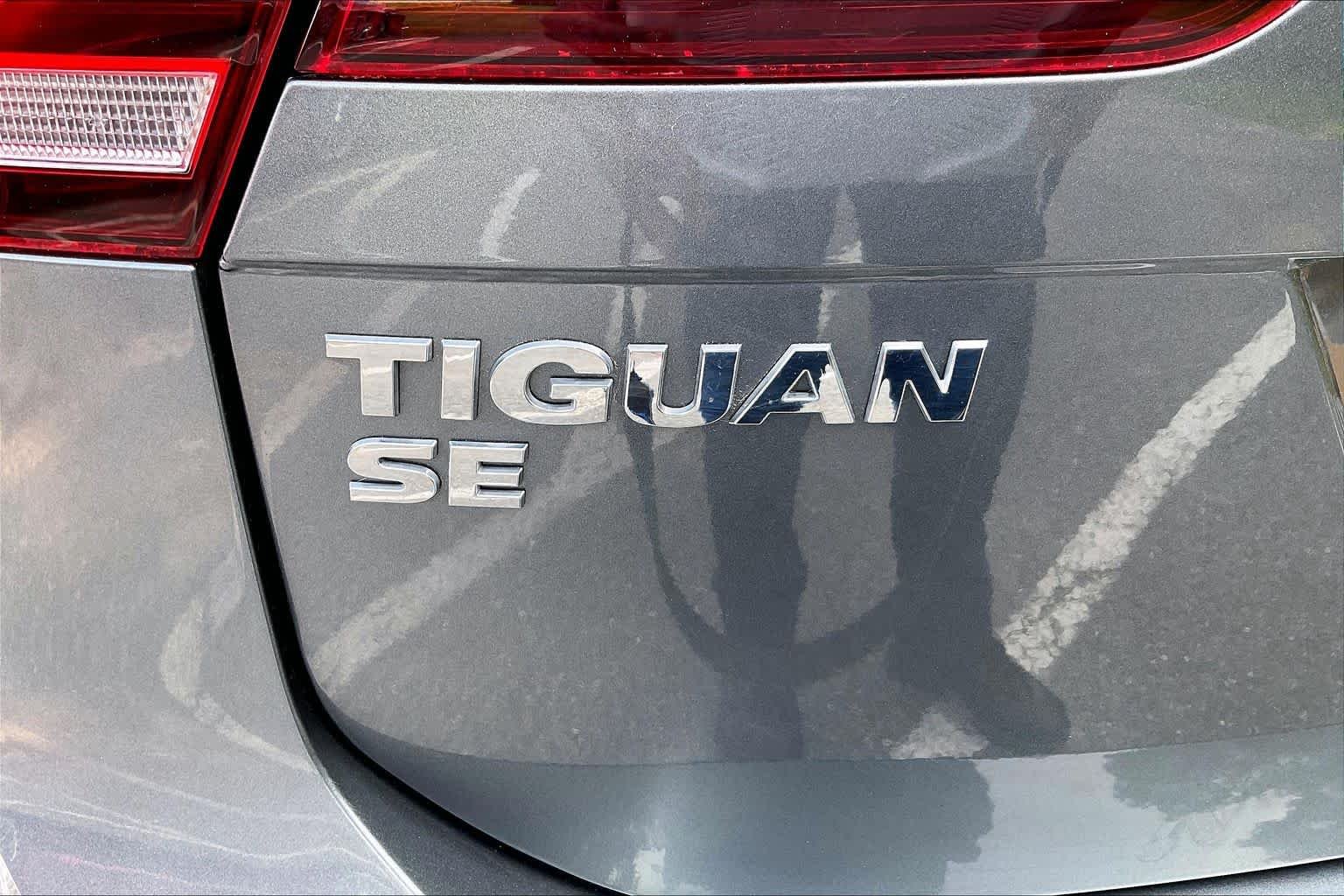 Used 2021 Platinum Gray Metallic Volkswagen SE image 9