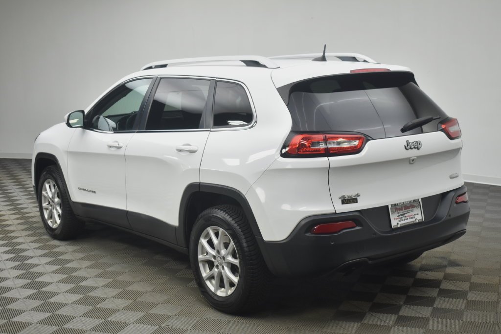 Used 2017 White Jeep Latitude image 4