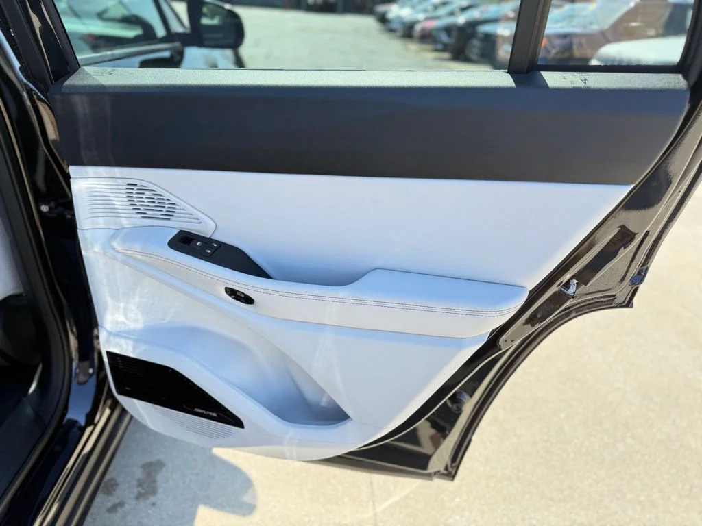 New 2026 Diamond Black Crystal Pearl-Coat Exterior Paint Jeep Limited image 25