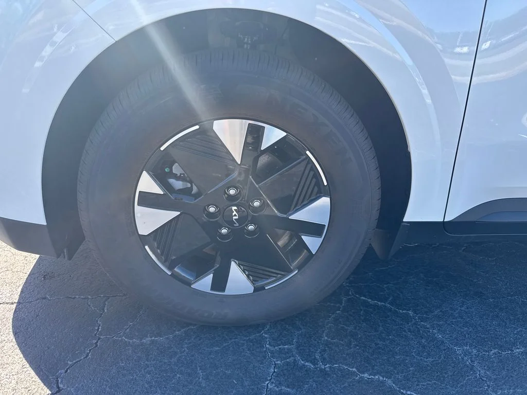 New 2025 White Kia LXS image 9