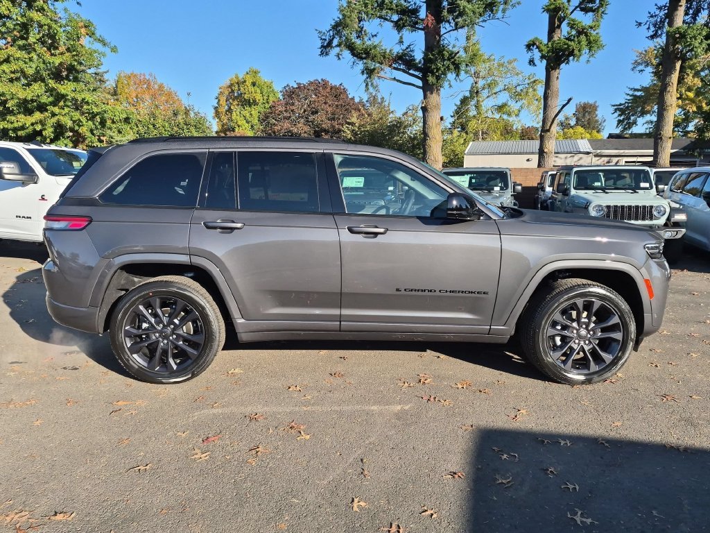 New 2026 Baltic Gray Metallic Clear-Coat Exterior Paint Jeep Limited Reserve image 8