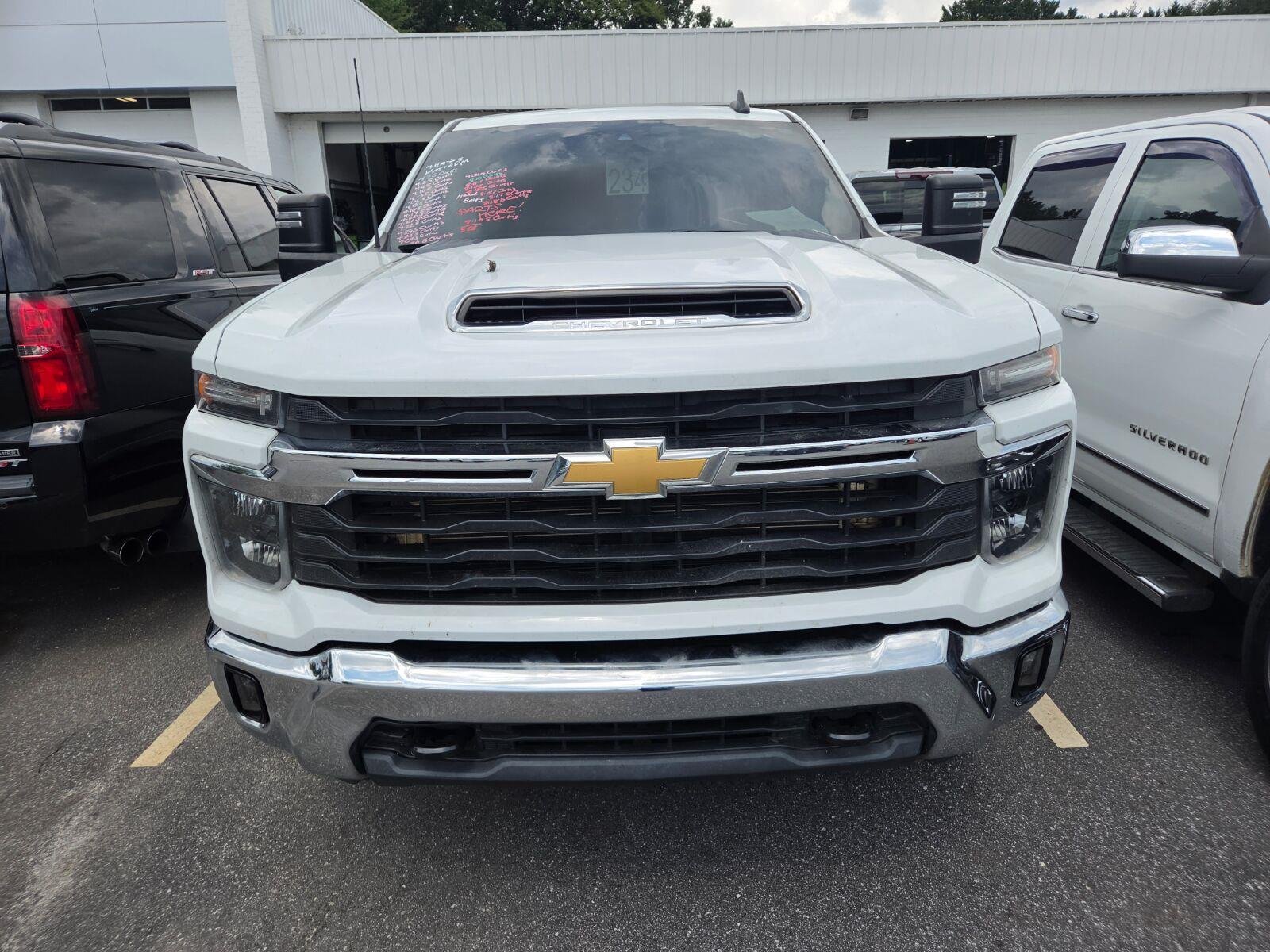 Used 2024 Summit White Chevrolet LT image 2