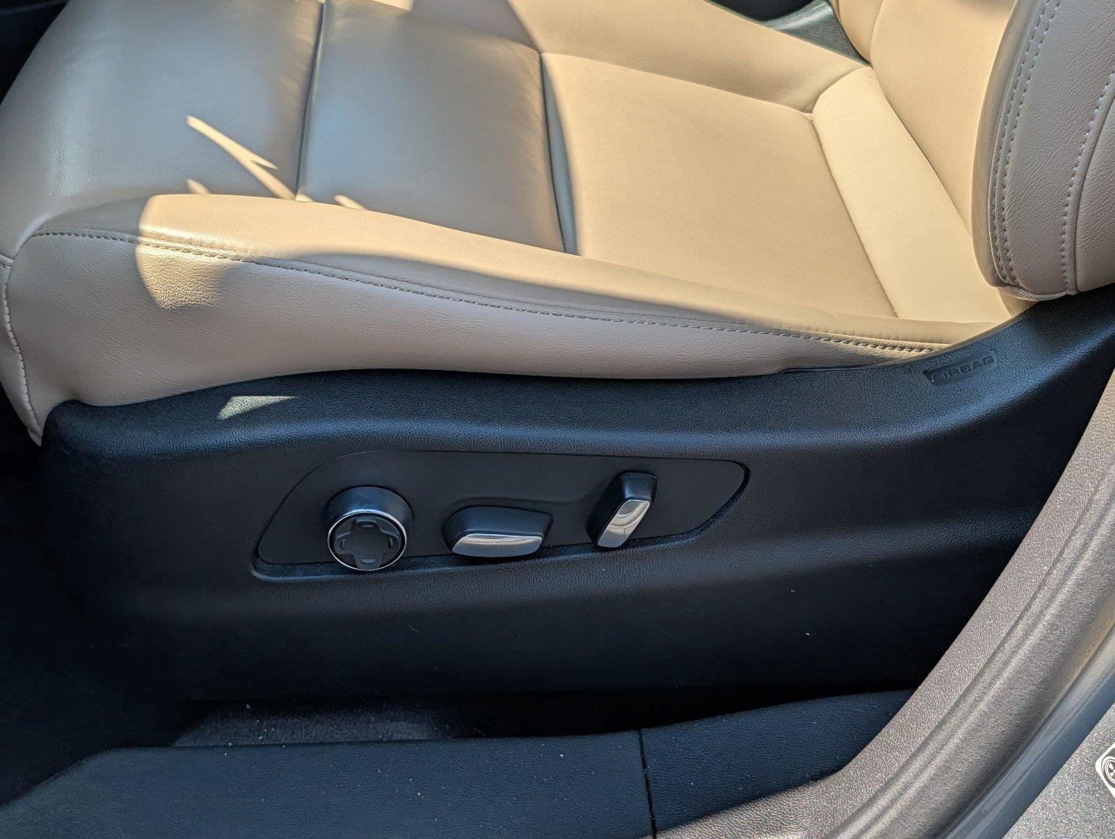 Used 2025 Argent Silver Metallic Cadillac FWD Premium Luxury image 11