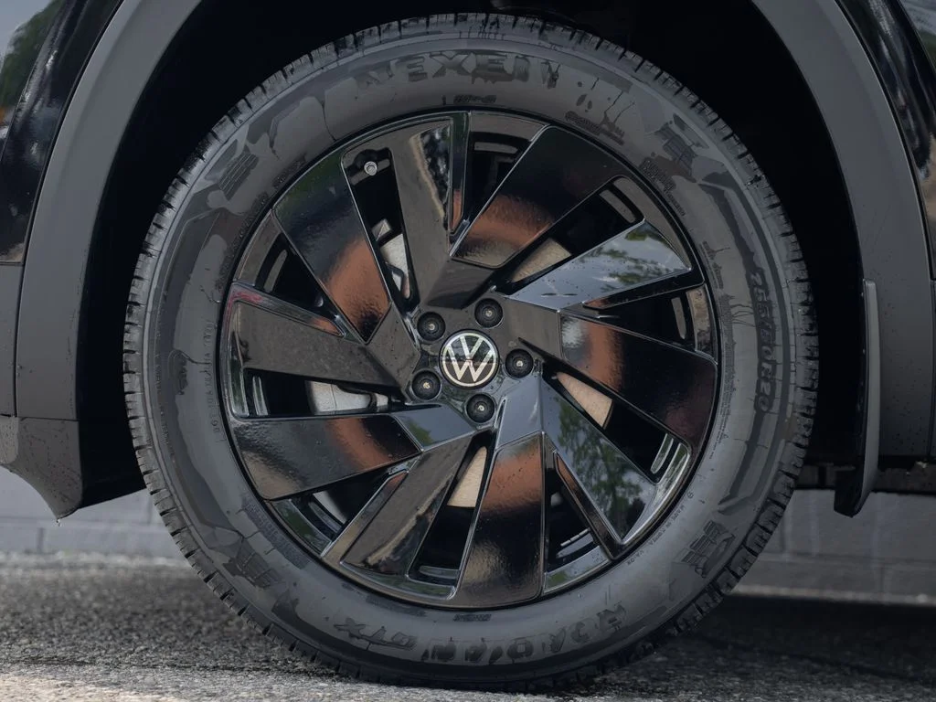New 2026 Deep Black Pearl Volkswagen 2.0T SE W/TECHNOLOGY image 7