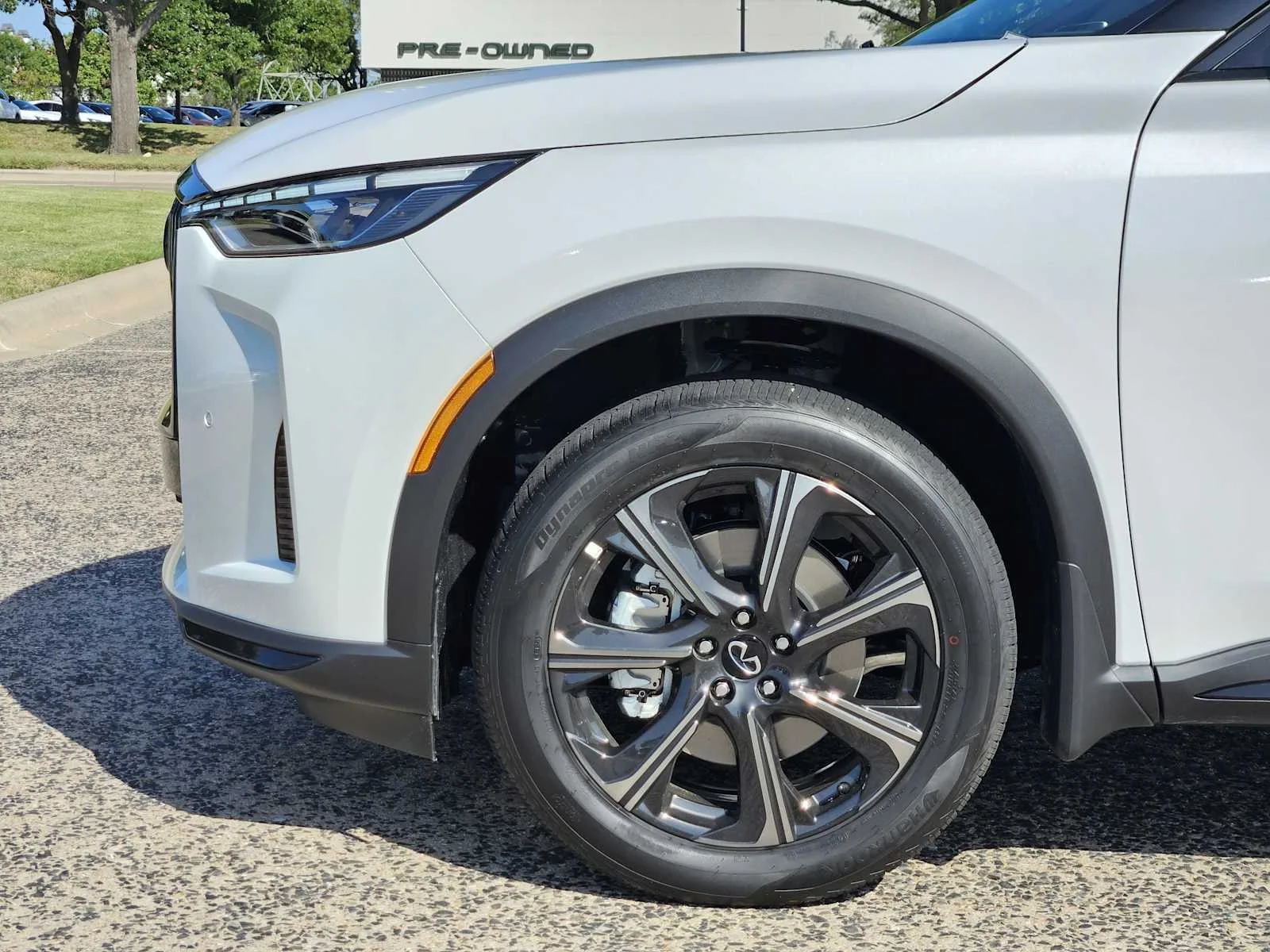 New 2027 2T RAD WHT INFINITI Autograph AWD image 5