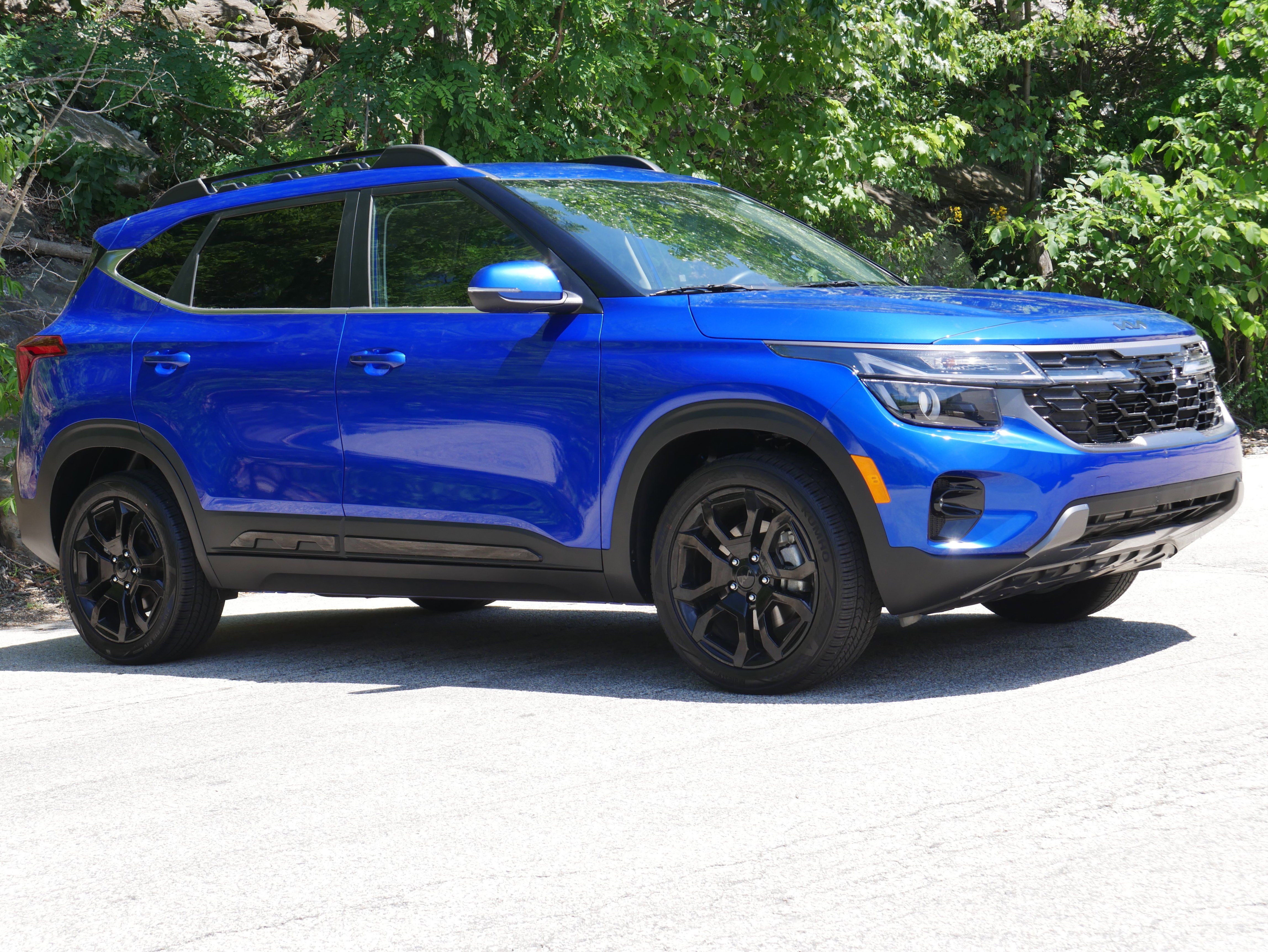 Used 2025 Neptune Blue Kia X-Line image 9