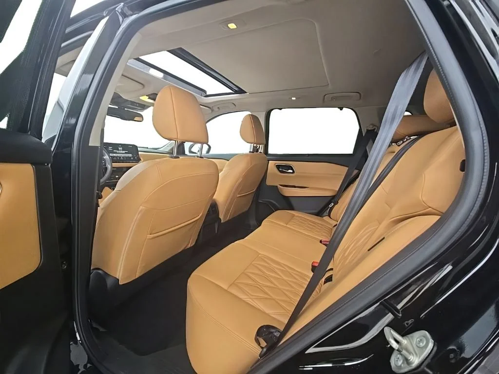 Used 2023 Super Black Nissan Platinum image 4