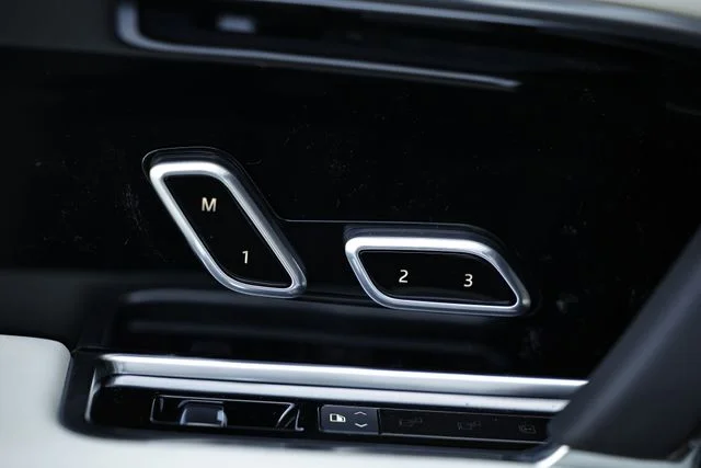 New 2026 Fuji White Land Rover SE 7 Seats image 28
