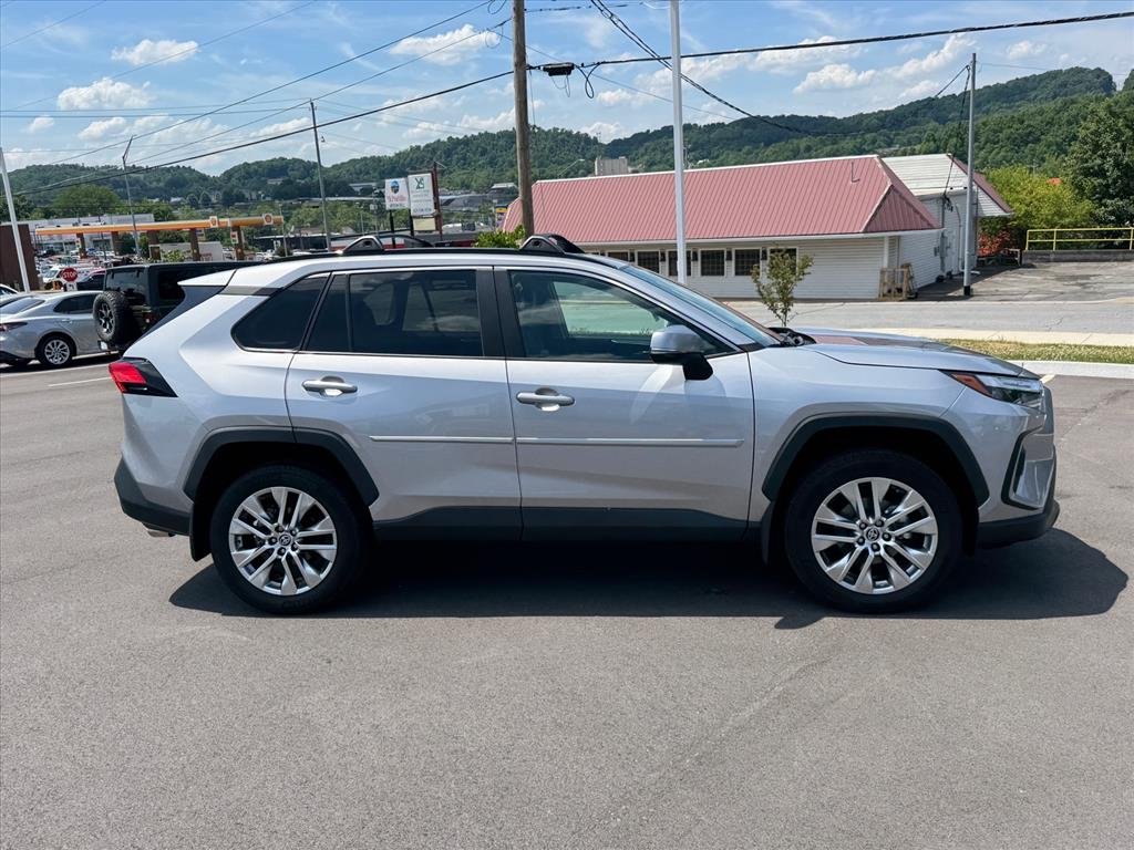 Used 2023 SILVER SKY METALLIC Toyota XLE Premium image 8