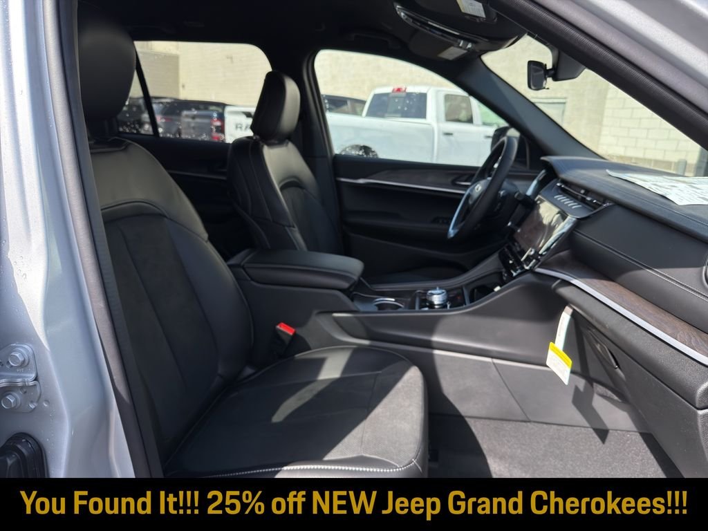 New 2026 Silver Zynith Exterior Paint Jeep Altitude image 27