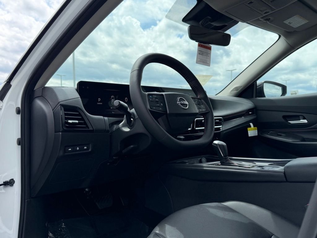 New 2026 Aspen White TriCoat / Super Black Two-tone Nissan SR image 10