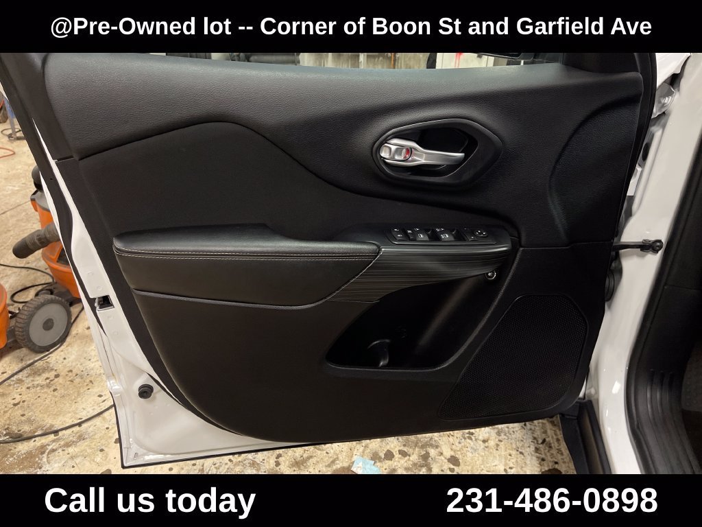 Used 2016  Jeep LATITUDE image 15