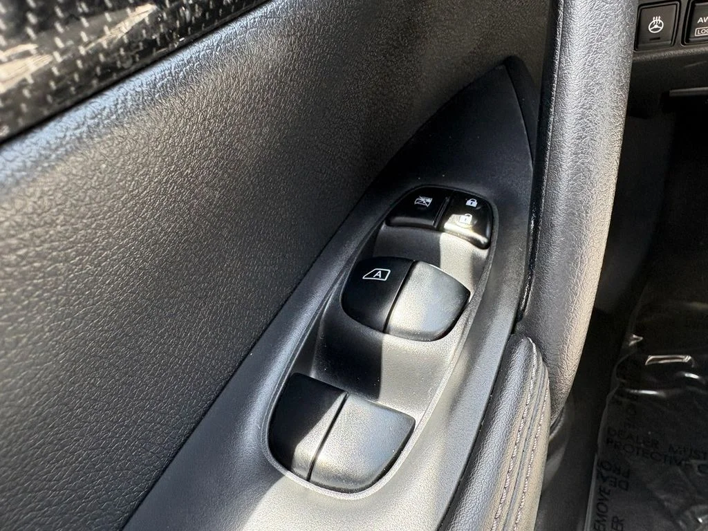 Used 2018 Silver Nissan SL image 32