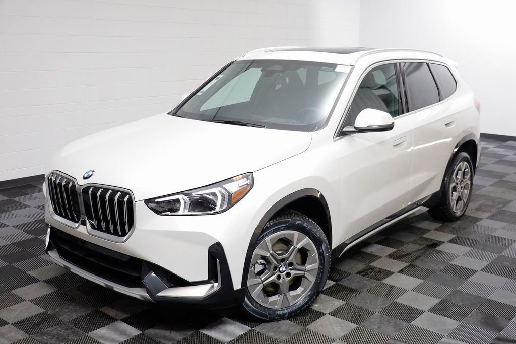 New 2026 Mineral White Metallic BMW xDrive28i image 2