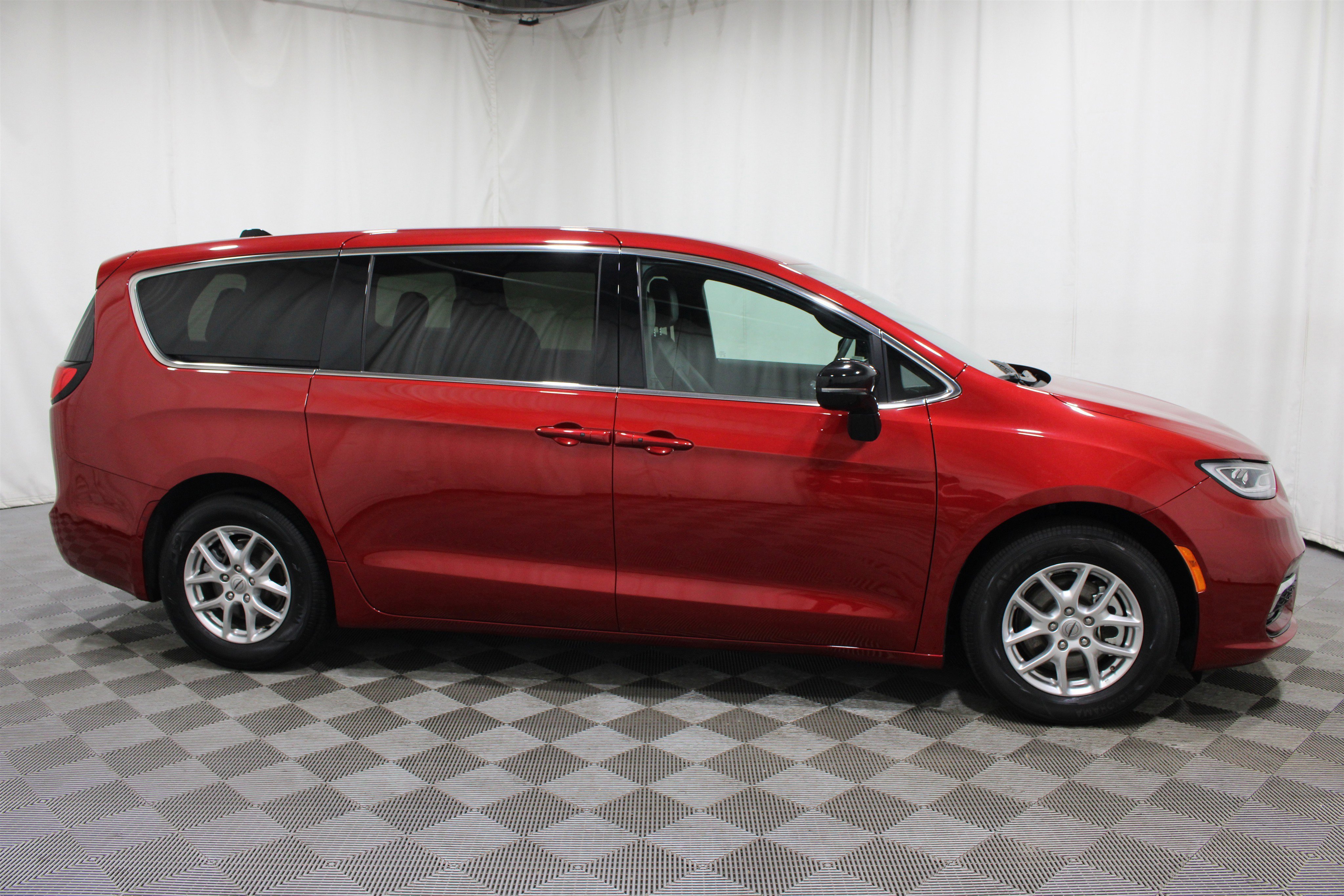Used 2025 Red Hot Pearlcoat Chrysler Select image 29