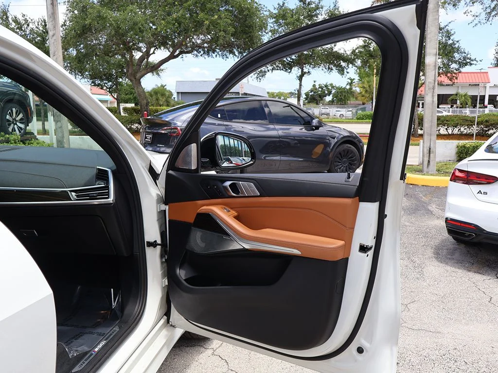 Used 2021 White BMW M50i image 30