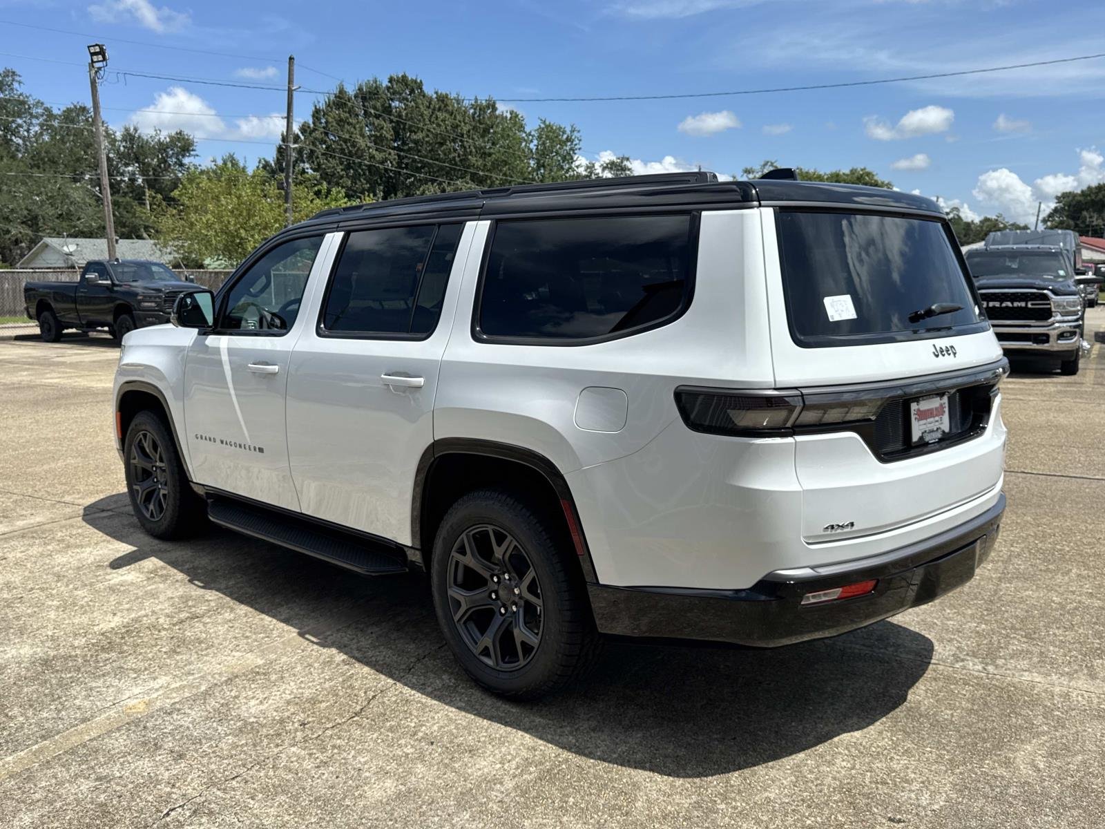 New 2026 Bright White Clear-Coat Exterior Paint Jeep Upland image 4