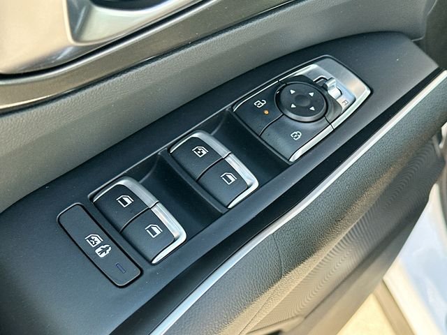 Used 2026 Glacial White Pearl Kia LX image 17
