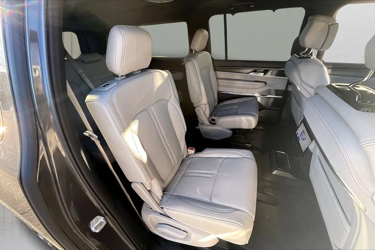 New 2026 Baltic Gray Metallic Clearcoat Jeep Summit Obsidian 29Z image 21