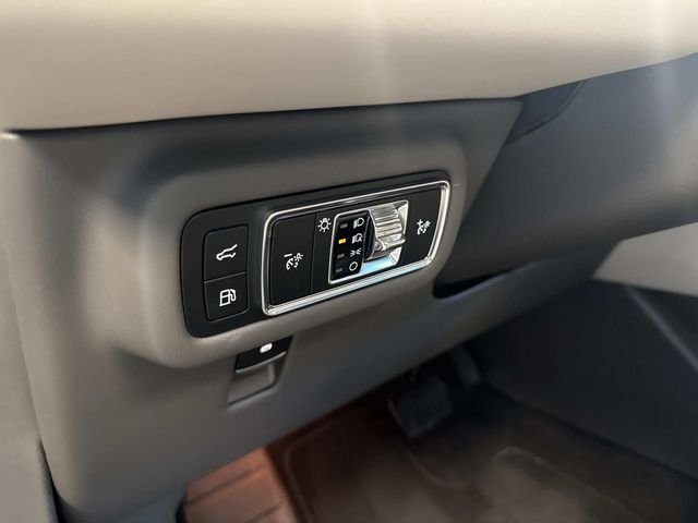 Used 2025 Black Metallic Lincoln Premiere image 21