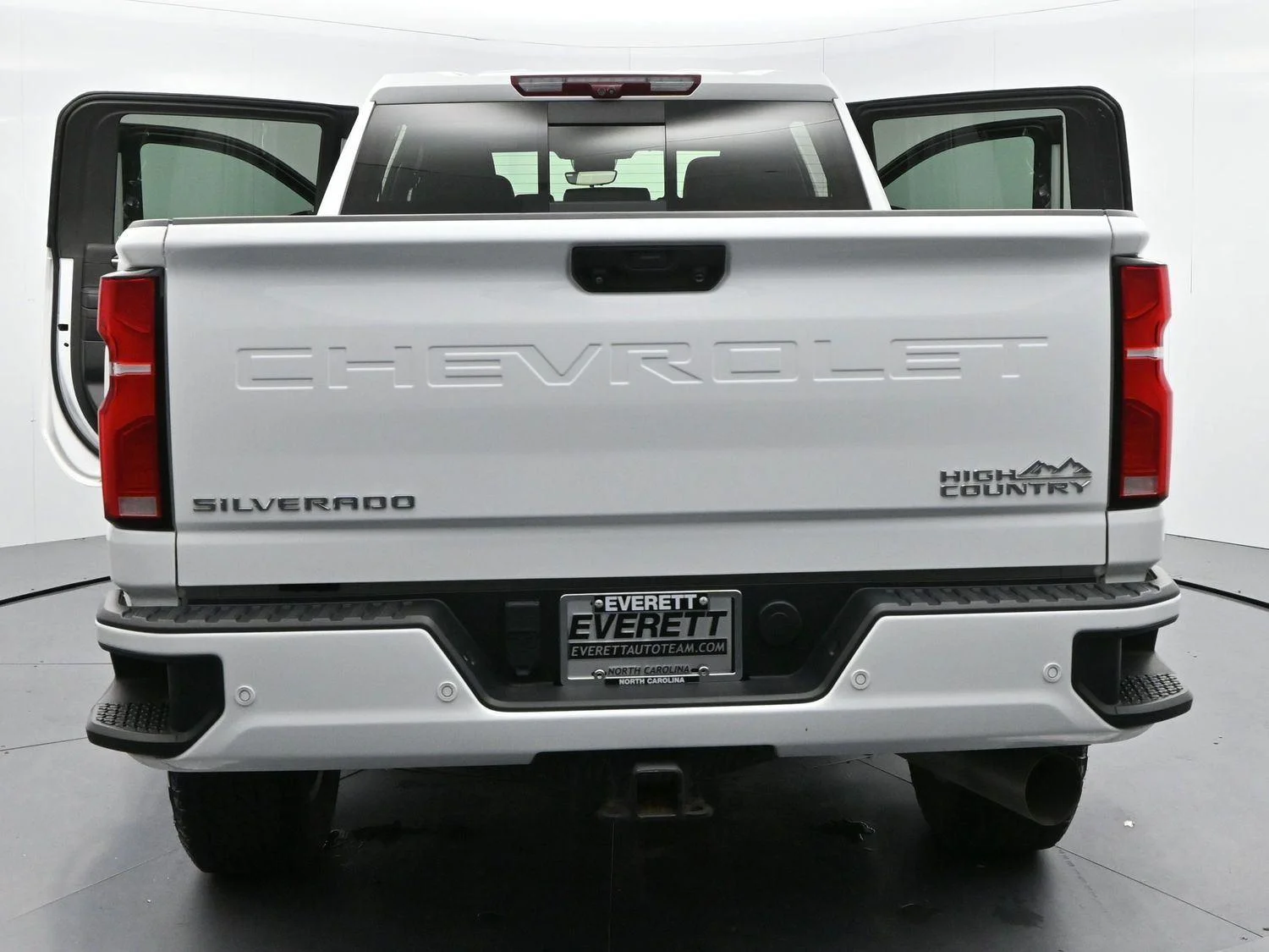 Used 2024 Summit White Chevrolet High Country image 35