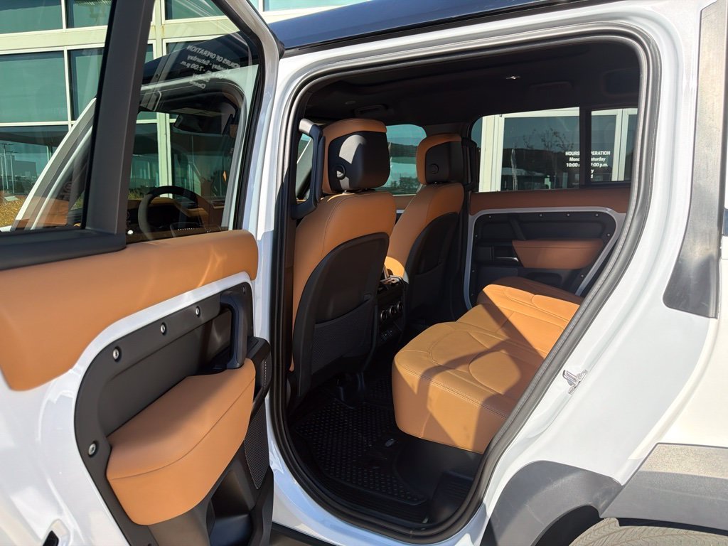 Used 2023 White Land Rover V8 image 10