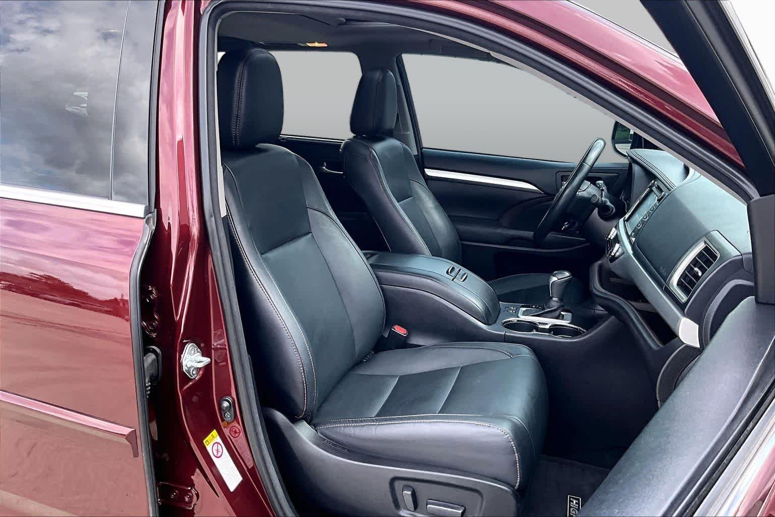 Used 2017 Ooh La La Rouge Mica Toyota XLE image 9