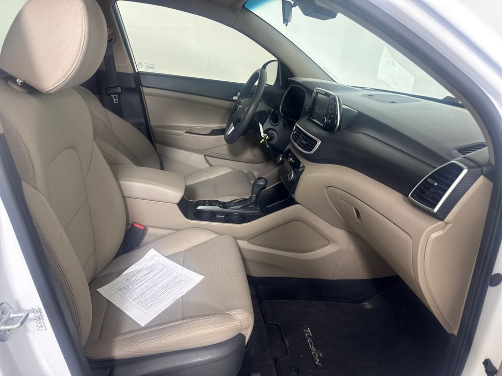 Used 2019 White Hyundai SE image 9