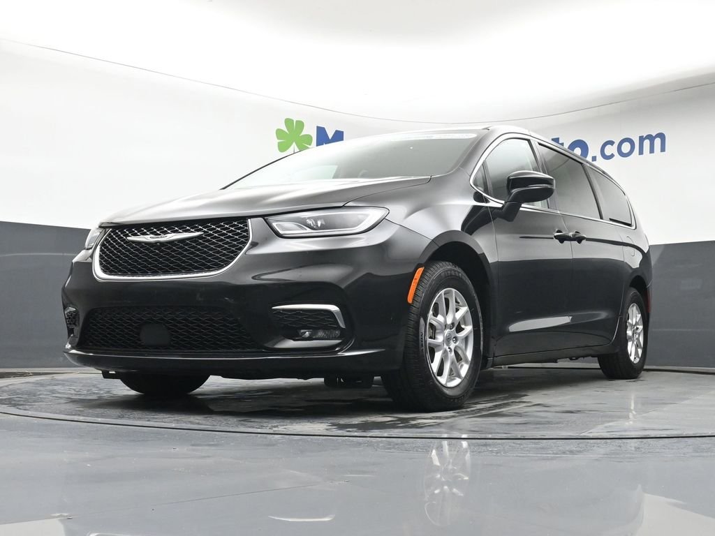 Used 2023 Black Chrysler Touring L image 7