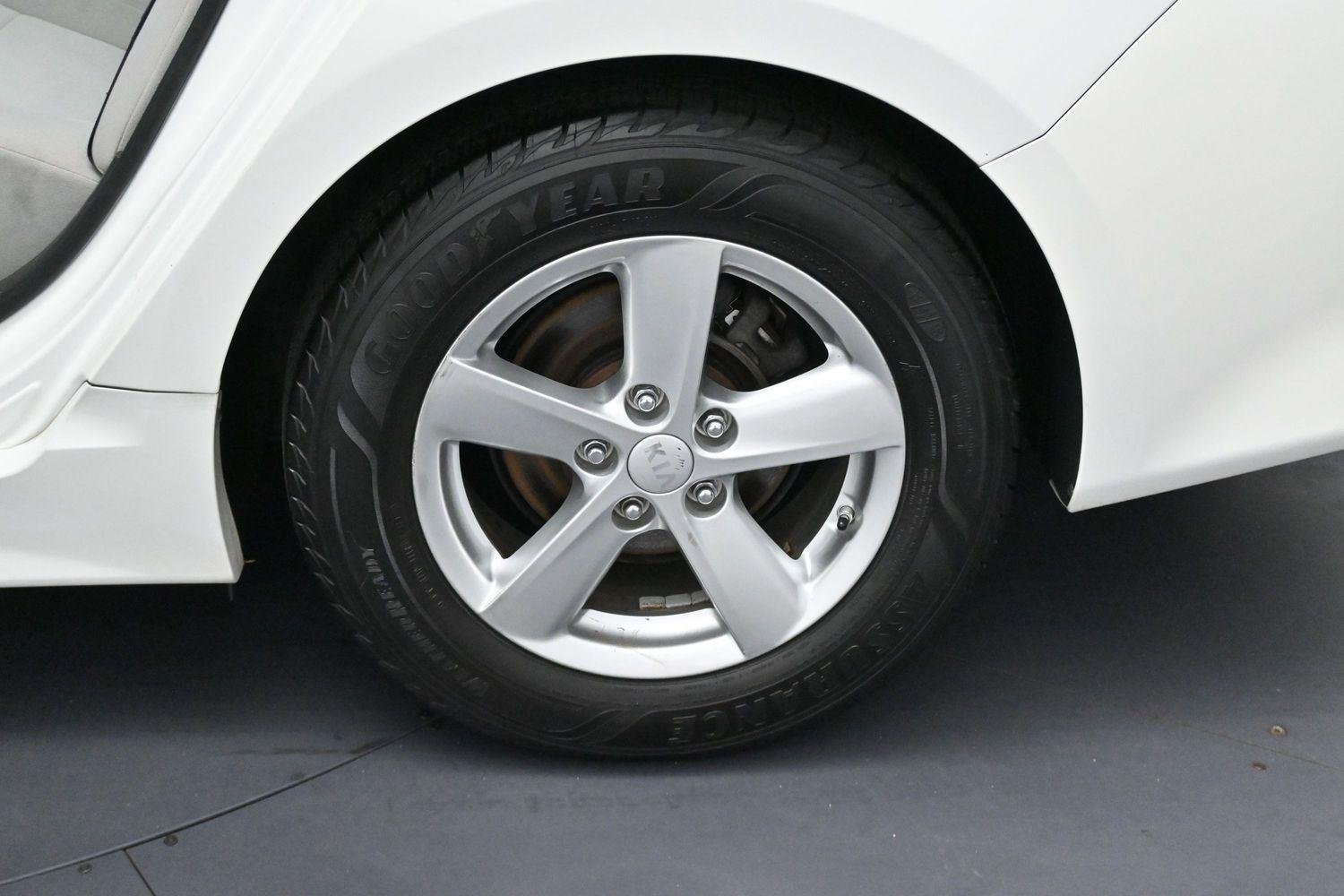 Used 2015 Snow White Pearl Kia LX image 33