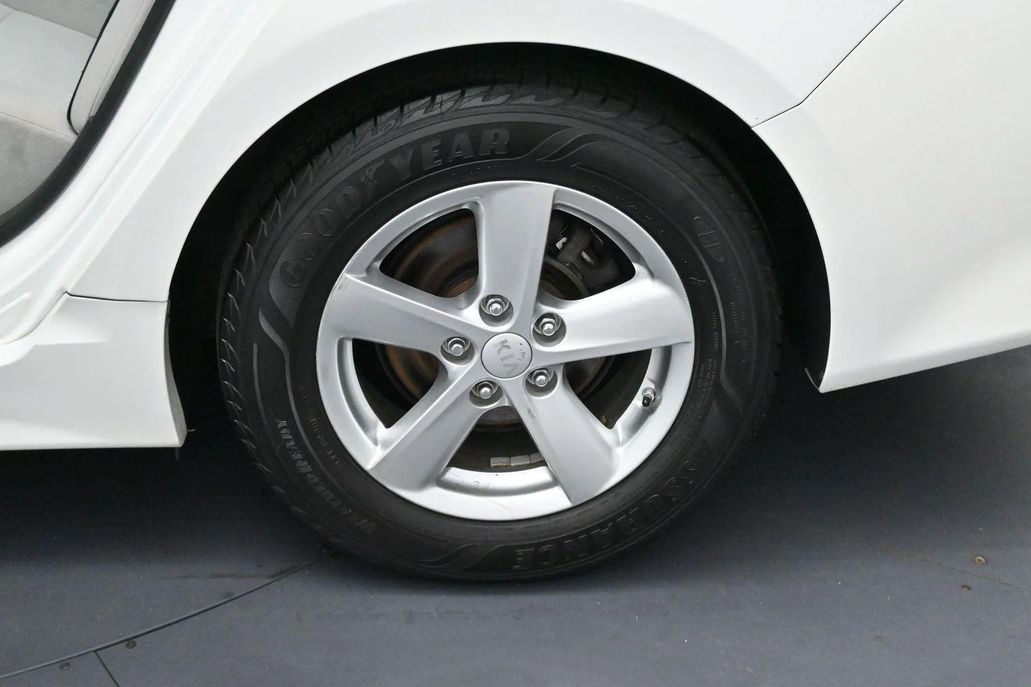 Used 2015 Snow White Pearl Kia LX image 33