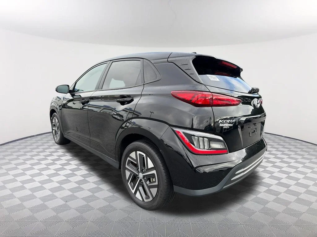 Used 2023 Black Hyundai Limited image 7