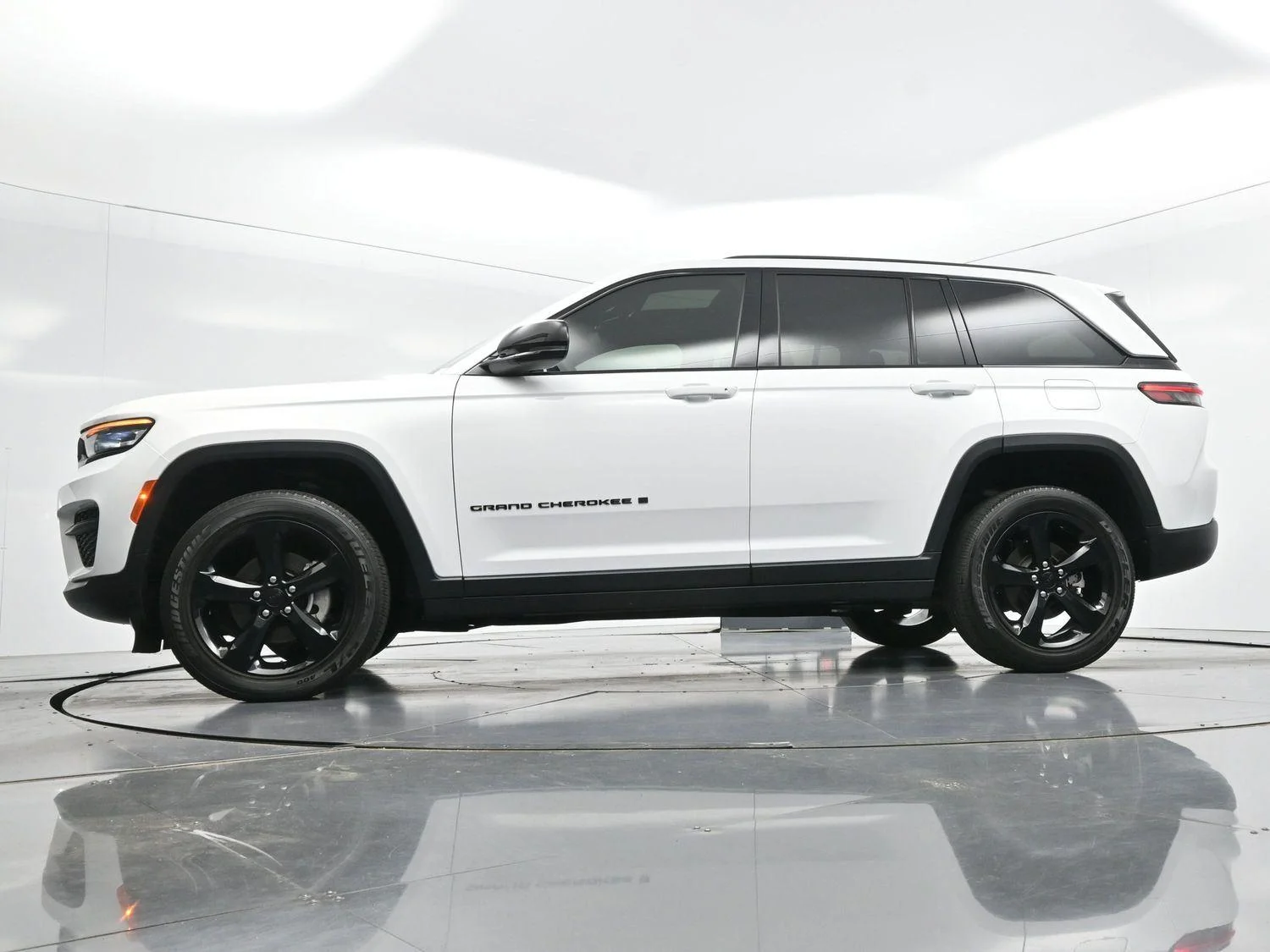 Used 2023 White Jeep Altitude image 42