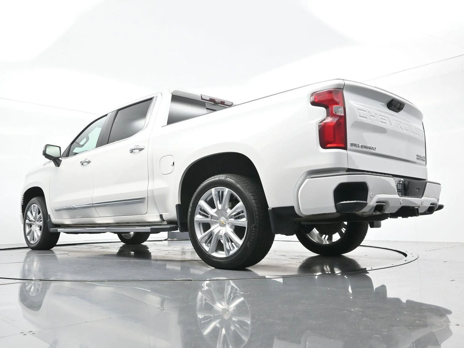 Used 2024 Iridescent Pearl Tricoat Chevrolet High Country image 50