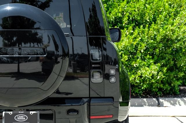 New 2026 Santorini Black Metallic Land Rover V8 image 42