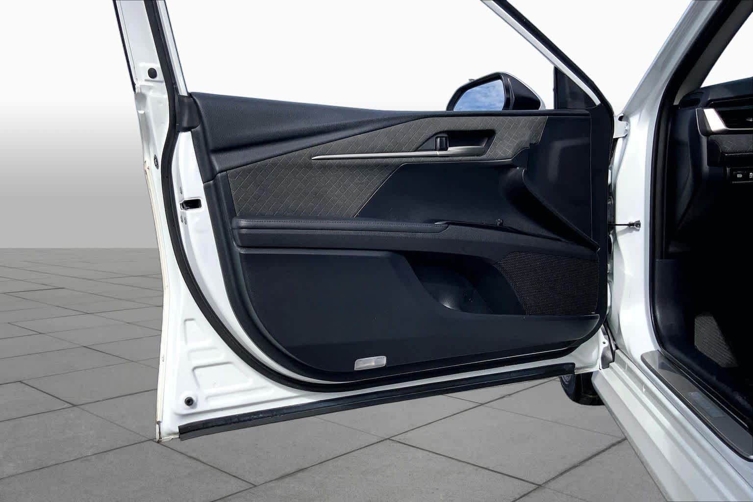 Used 2025 Wind Chill Pearl Toyota XLE image 21