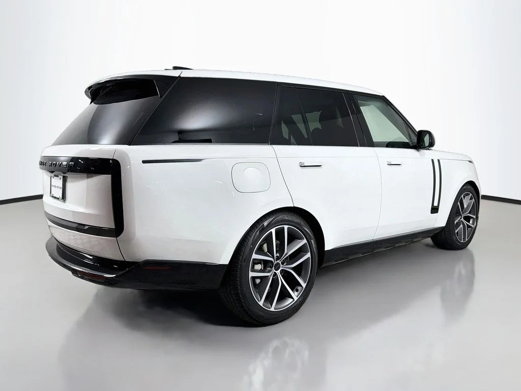 New 2026 Fuji White Land Rover SE image 5