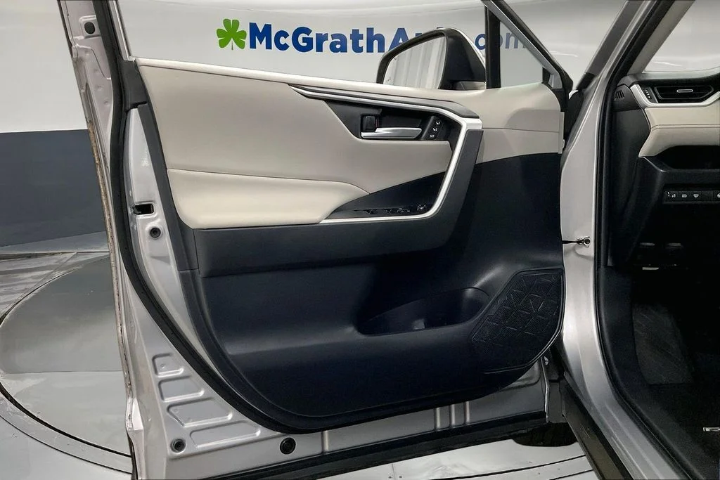 Used 2019 Silver Toyota XLE Premium image 27