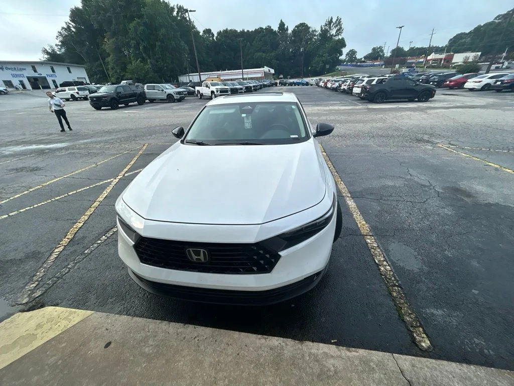 Used 2025 White Honda SE image 1