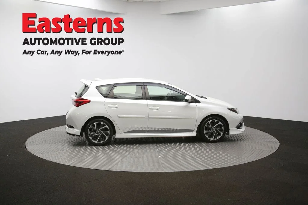 Used 2018 White Toyota Base image 40