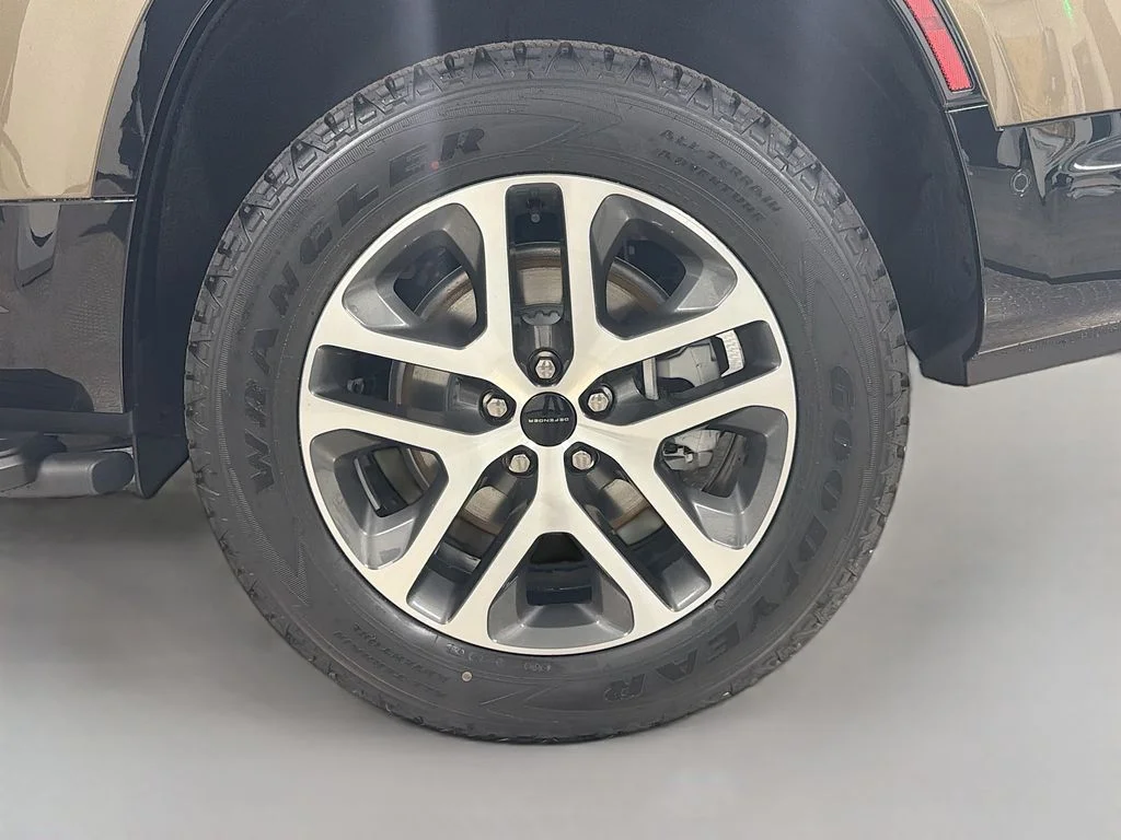 New 2026 Gondwana Stone Metallic Land Rover X-Dynamic SE image 34
