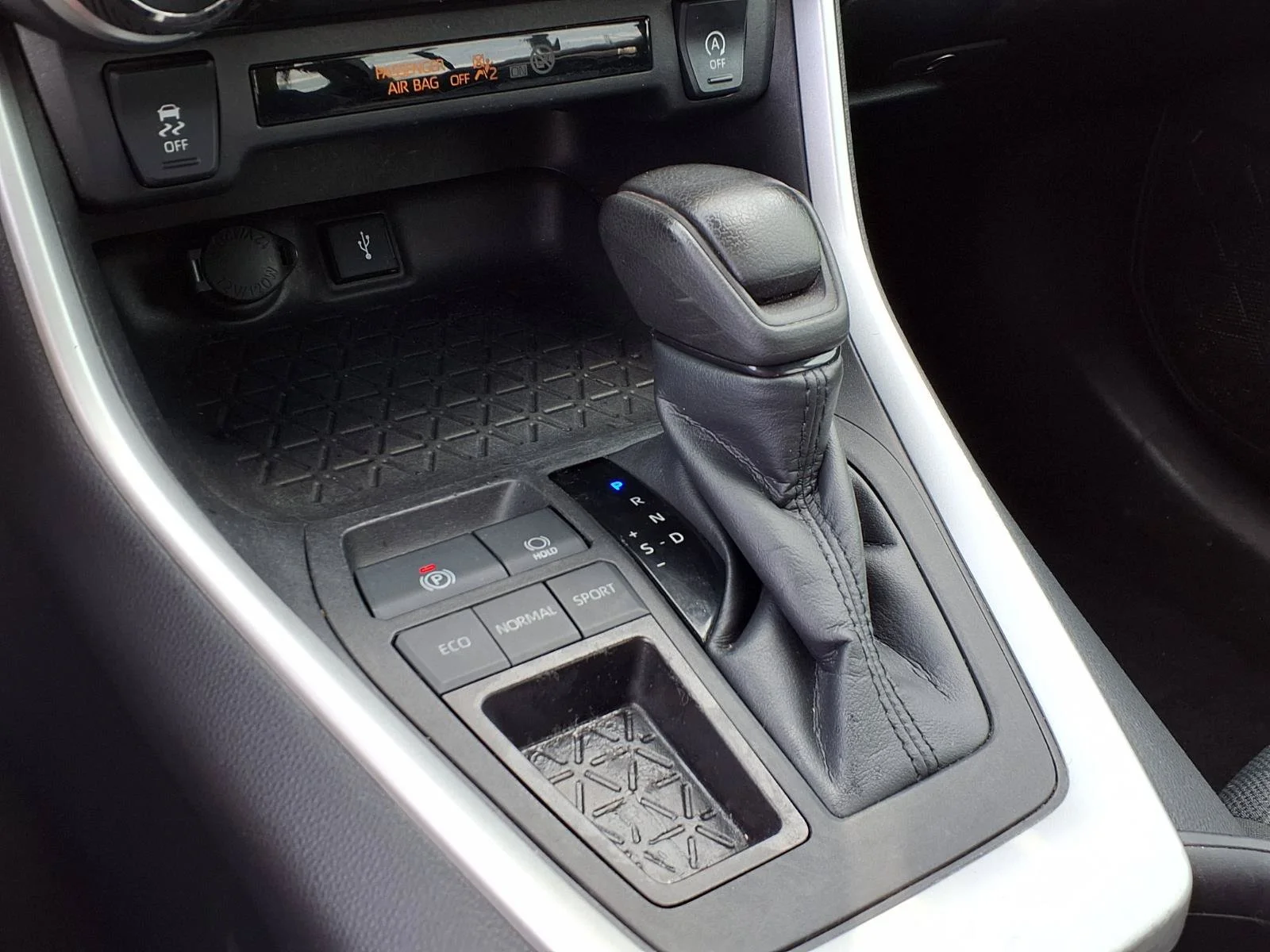Used 2022 Silver Sky Metallic Toyota XLE image 7
