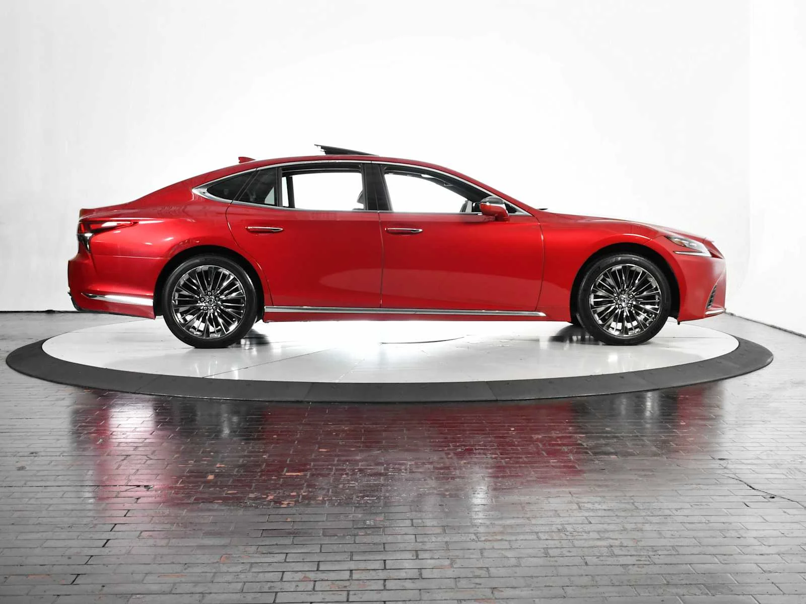 Used 2018 Matador Red Mica Lexus  image 8
