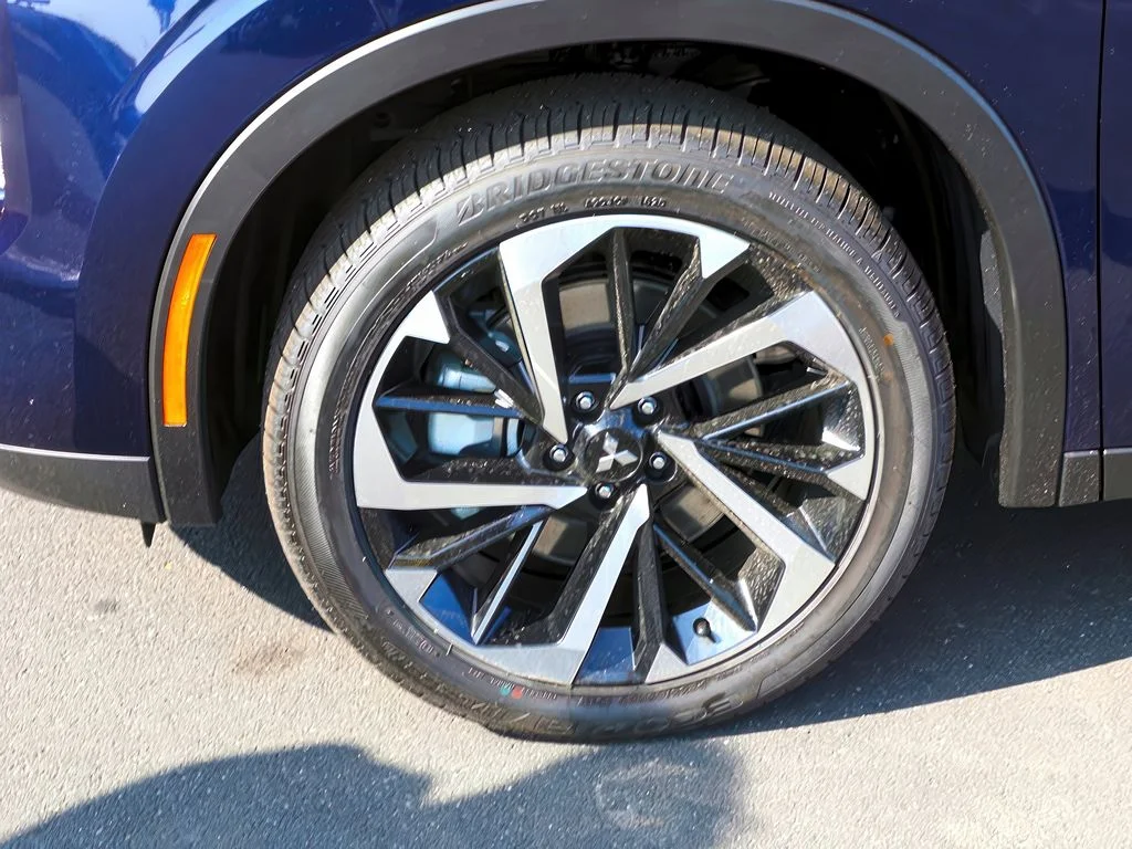 New 2025 Cosmic Blue Metallic Mitsubishi SE image 13